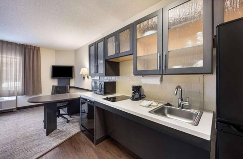 Schiller Park Hotel | Spacious Unit with Full Kitchen, Free Airport Shuttle! Near Ruby Park!