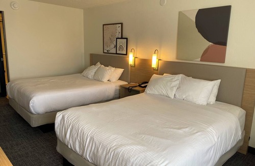 Southmoreland Hotel | Spark by Hilton Kansas City Plaza Streetcar