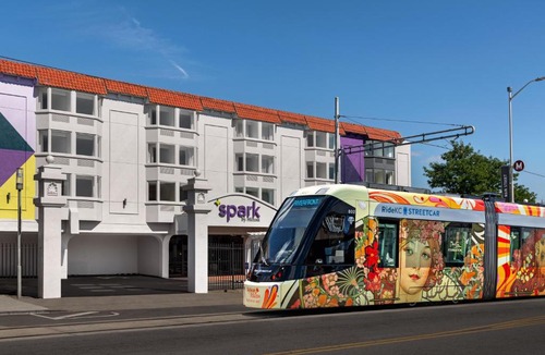 Southmoreland Hotel | Spark by Hilton Kansas City Plaza Streetcar