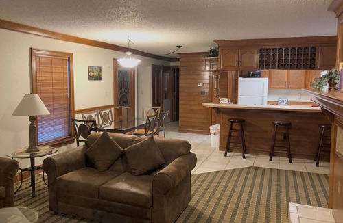 Steamboat Springs Condo | SPECIAL HOLIDAY RATE! On free city bus route! Lots of amenities! LCSTR20250634