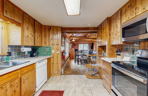 Estes Park Cabin | Spectacular Rocky Mountain views with a furnished deck & gas grill