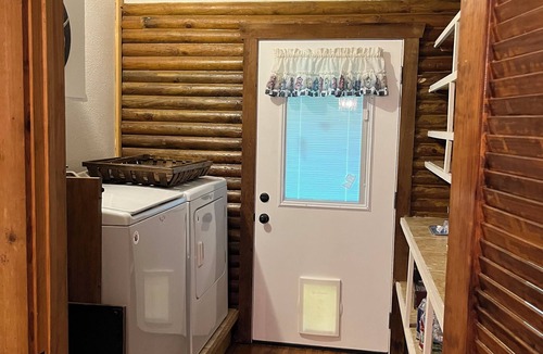 Powell Cabin | SPRING DISCOUNT Charming 3 bedroom log cabin near Bella Vista Ar. Private