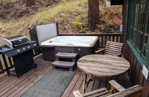 Estes Park Cabin | Stand Alone Cabin with River Views from your Personal Hot Tub