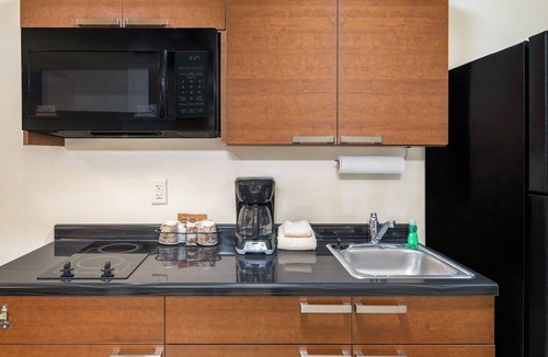 La Vista Hotel | Stay Cozy in 2 Queen Beds w/Kitchen – Minutes to Omaha Zoo & Fun-Plex Adventure
