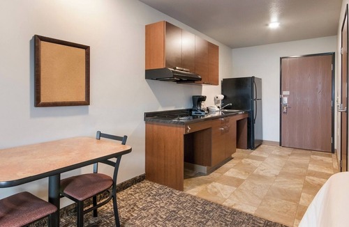 La Vista Hotel | Stay Cozy in 2 Queen Beds w/Kitchen – Minutes to Omaha Zoo & Fun-Plex Adventure
