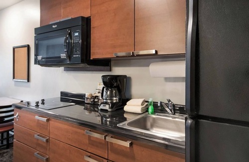 La Vista Hotel | Stay Cozy in 2 Queen Beds w/Kitchen – Minutes to Omaha Zoo & Fun-Plex Adventure