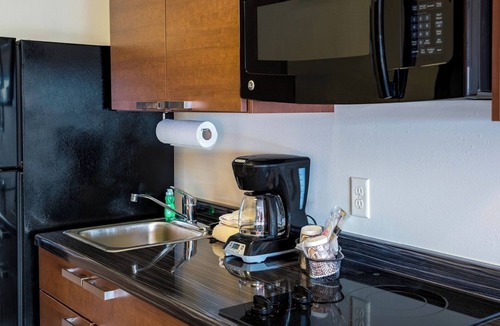 La Vista Hotel | Stay Cozy in 2 Queen Beds w/Kitchen – Minutes to Omaha Zoo & Fun-Plex Adventure