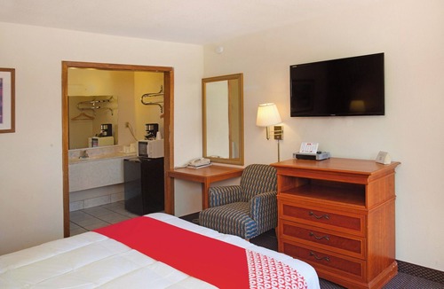Guymon Hotel | Stay in 2 Comfortable Rooms – Perfect for Couples & Sightseeing!