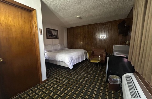 Broken Bow Hotel | Stay in a Calm & Serene Room Near Boneyard Creation Museum - 1.5 miles away