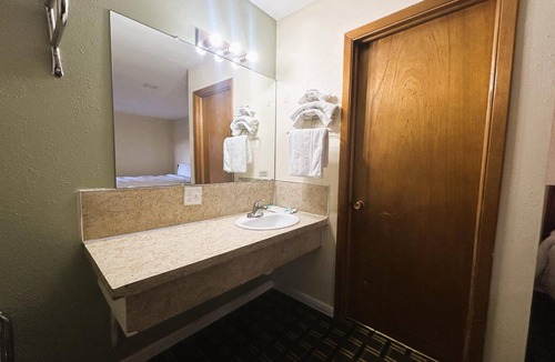 Broken Bow Hotel | Stay in a Calm & Serene Room Near Boneyard Creation Museum - 1.5 miles away