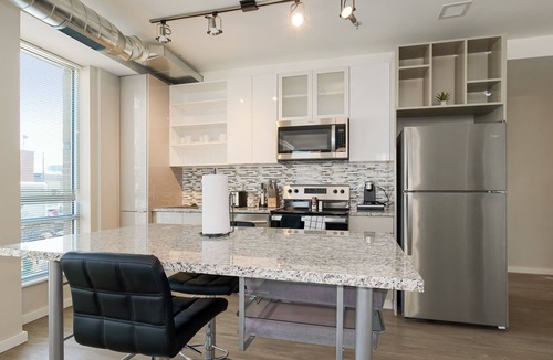 Crossroads Arts District Condo | Stay in a Lavish Accommodation with a Stunning Rooftop Oasis 255