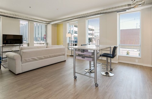 Crossroads Arts District Condo | Stay in a Lavish Accommodation with a Stunning Rooftop Oasis 255