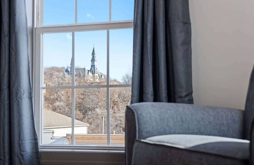Waldron Apartment | Stay on Main King Bed Scenic Views Eat and Shop