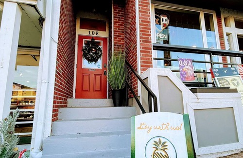 Waldron Apartment | Stay on Main King Bed Scenic Views Eat and Shop