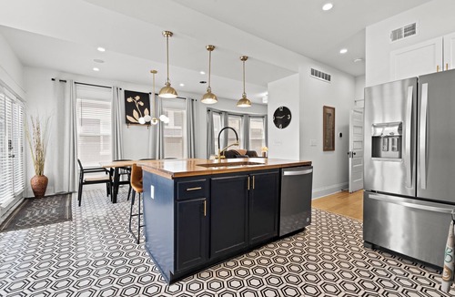 Hanover Place House | Stay on Main Mini - Home Near Plaza, Westport & Downtown