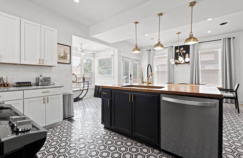 Hanover Place House | Stay on Main Mini - Home Near Plaza, Westport & Downtown