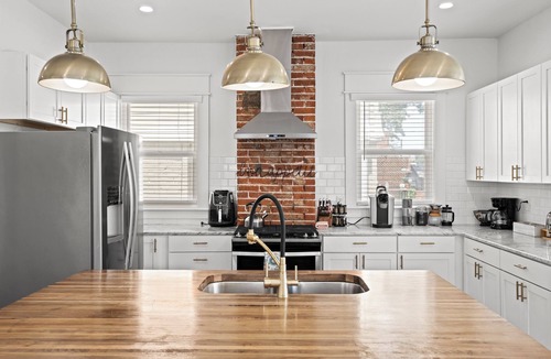 Hanover Place House | Stay on Main Mini - Home Near Plaza, Westport & Downtown