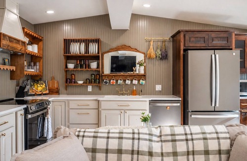 Red Butte House | StayCasper Hot Tub+Volleyball Court+Views