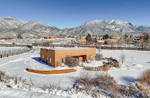 Arroyo Seco House | Stella Luna - in the Lap of Taos Mountain!