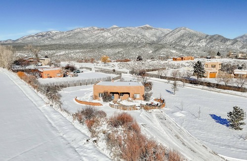 Arroyo Seco House | Stella Luna - in the Lap of Taos Mountain!