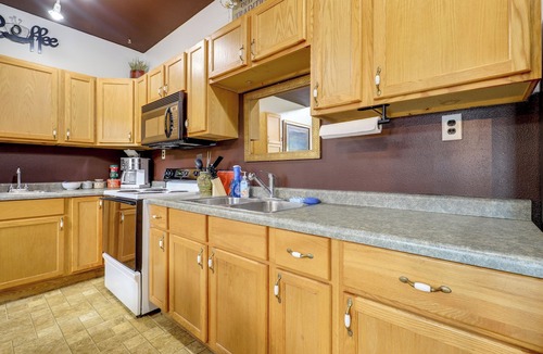 Fairport Cabin | Steps to Fishing Pond! Country Cabin in Maysville