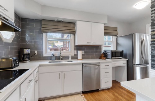 Williams Bay House | Steps to Lake Geneva · Hot Tub · Sleeps 10 · Walk to Pier 290