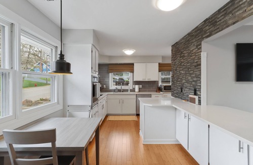 Williams Bay House | Steps to Lake Geneva · Hot Tub · Sleeps 10 · Walk to Pier 290