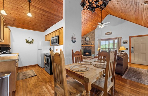 Branson West Cabin | Stonebridge Resort Getaway Pools, Golf, Family Fun