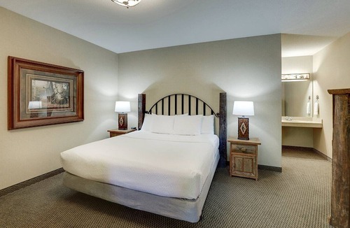 Johnston Hotel | Stoney Creek Hotel Stay w/whirlpool + Gym Onsite | 0.3 mi to Back Roads Lounge