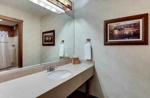 Johnston Hotel | Stoney Creek Hotel Stay w/whirlpool + Gym Onsite | 0.3 mi to Back Roads Lounge