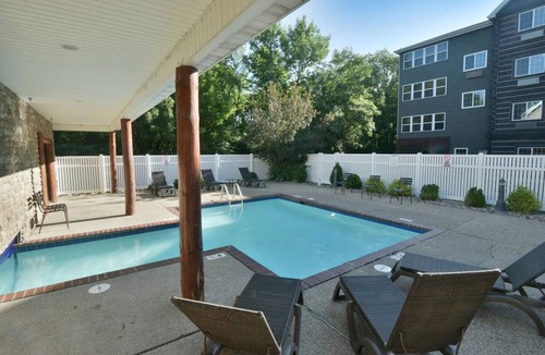 Johnston Hotel | Stoney Creek Hotel Stay w/whirlpool + Gym Onsite | 0.3 mi to Back Roads Lounge