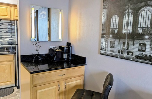 Downtown Denver Condo | STUDIO 13: LARGE BALCONY, CITY VIEWS, GYM, POOL, NEAR ATTRACTIONS, SPORTS VENUES