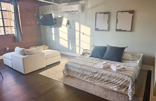 Cape Girardeau Apartment | Studio Apt | King Bed, Full Kitchen · By KeenStays