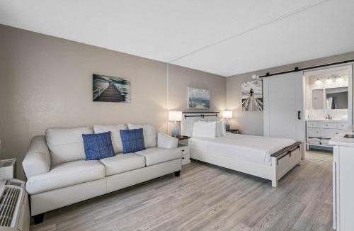 Whitfield Apartment | Studio, kitchenette, pool & Tiki Bar