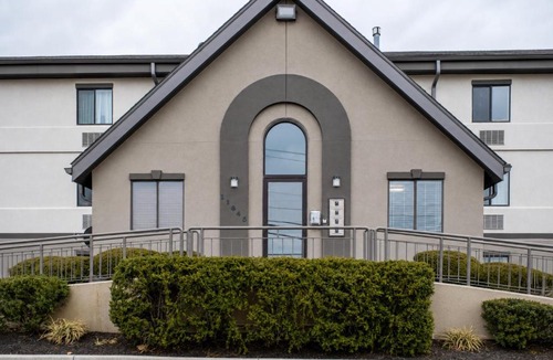 Springdale Hotel | Studio Lodge - Cincinnati - Springdale