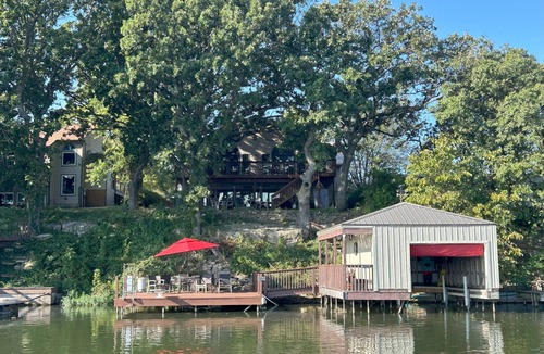 Alma House | Stunning 6Bedroom Lakefront Lodge on Beautiful Lake Wabaunsee-WiFi,Blackstone,AC