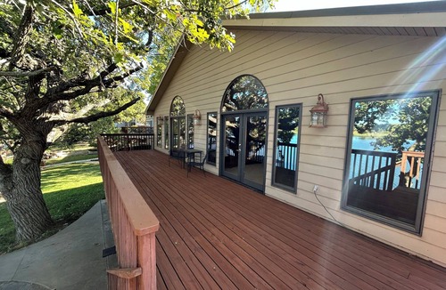 Alma House | Stunning 6Bedroom Lakefront Lodge on Beautiful Lake Wabaunsee-WiFi,Blackstone,AC