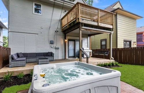 Southmoreland House | Stunning KC 6 Bdrm Home w/Hot Tub/Game Room/GYM