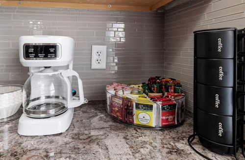 Kansas City Condo | Stylish 2BR Condo, KING Bed Ensuite in Master BR,Near HWYS, Fast Wifi,Fifa Ready