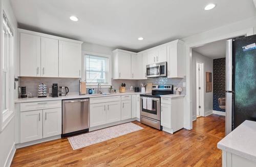 Southmoreland Apartment | Stylish 2BR Retreat in Hyde Park KC Near Plaza