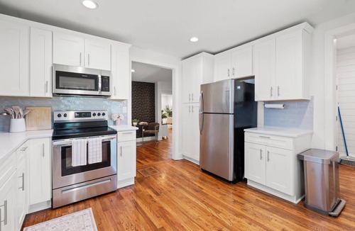Southmoreland Apartment | Stylish 2BR Retreat in Hyde Park KC Near Plaza