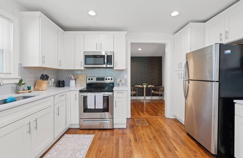 Southmoreland Apartment | Stylish 2BR Retreat in Hyde Park KC Near Plaza