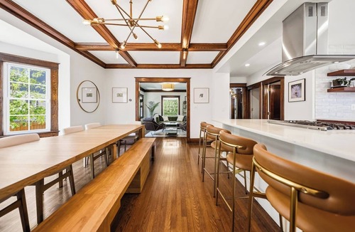 South Hyde Park House | Stylish 4BR Home w Spa Bath + Private Deck