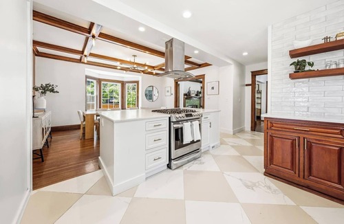 South Hyde Park House | Stylish 4BR Home w Spa Bath + Private Deck