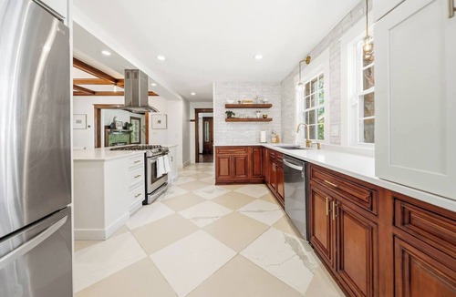South Hyde Park House | Stylish 4BR Home w Spa Bath + Private Deck
