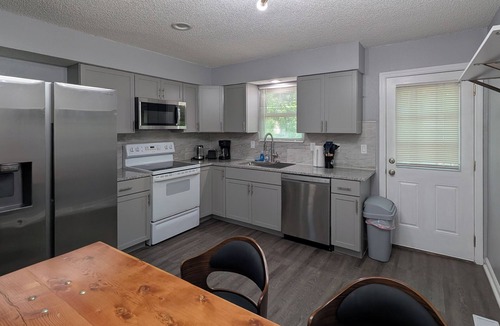 Mission House | Stylish Duplex w/Garage 15 Min to Downtown KC