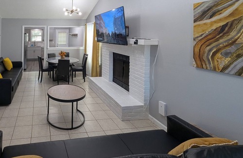 Mission House | Stylish Duplex w/Garage 15 Min to Downtown KC
