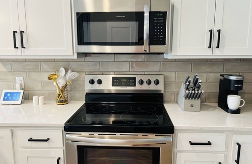 Little Italy House | Stylish Pristine New Townhouse with porch and rooftop deck- 5 min from downtown!