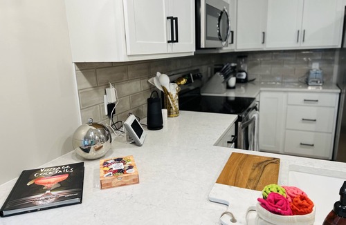 Little Italy House | Stylish Pristine New Townhouse with porch and rooftop deck- 5 min from downtown!