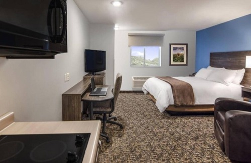 Beatrice Hotel | Stylish Room Pet Friendly Near Gage Museum And Sprinting Speedway Action